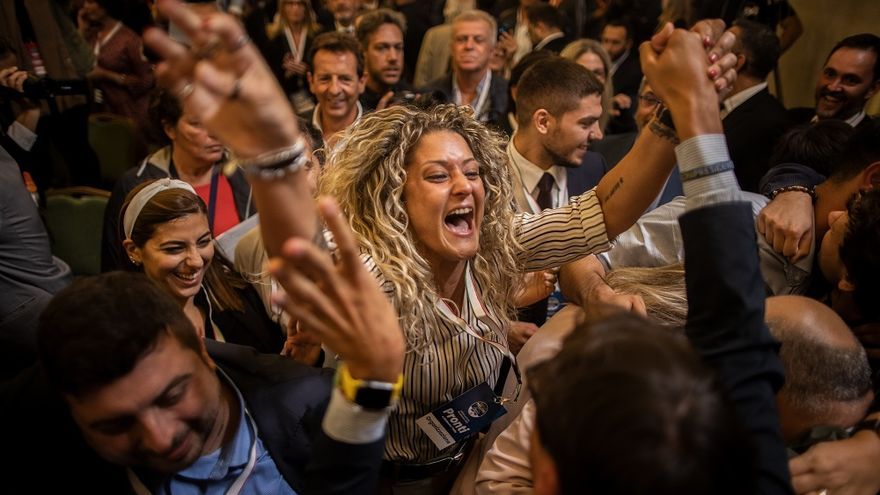 Un grupo de simpatizantes de Giorgia Meloni celebra su triunfo en las elecciones en Italia.