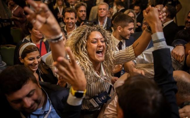 Un grupo de simpatizantes de Giorgia Meloni celebra su triunfo en las elecciones en Italia. Un grupo de simpatizantes de Giorgia Meloni celebra su triunfo en las elecciones en Italia.