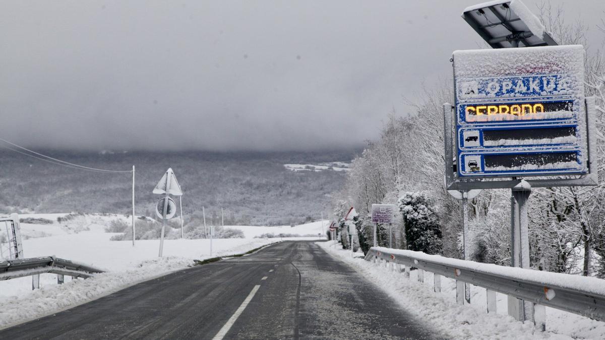 Imagen del puerto de Opakua cerrado durante la nevada de la semana pasada