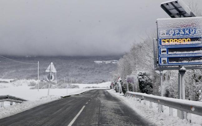 Imagen del puerto de Opakua cerrado durante la nevada de la semana pasada Imagen del puerto de Opakua cerrado durante la nevada de la semana pasada