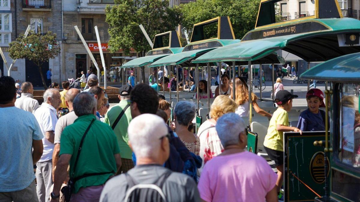 Un grupo de turistas en Vitoria el pasado verano