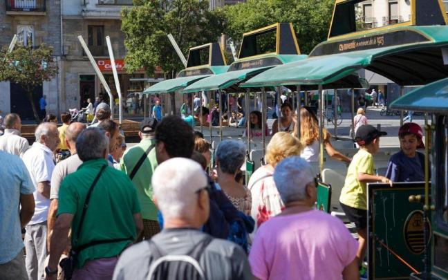 Un grupo de turistas en Vitoria el pasado verano