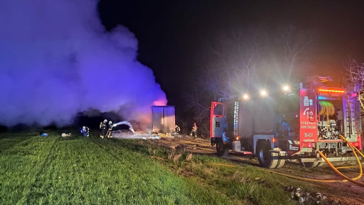 Bomberos en las labores de extinción.