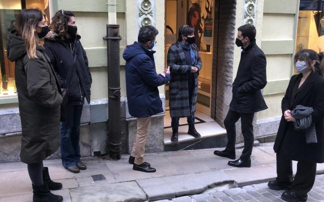 Responsables del Ayuntamiento de Bermeo realizando una visita a los locales abiertos en 2021 gracias a Lokalbide.