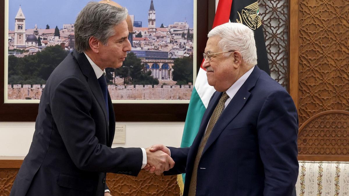 Antony Blinken (izq) saluda al presidente del Gobierno palestino, Mahmud Abás.