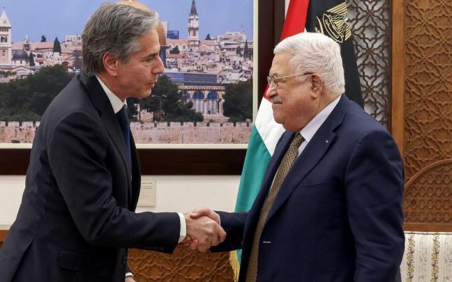 Antony Blinken (izq) saluda al presidente del Gobierno palestino, Mahmud Abás. Antony Blinken (izq) saluda al presidente del Gobierno palestino, Mahmud Abás.