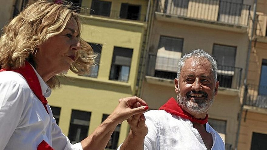 Bailarines danzan en la Plaza de los Fueros.