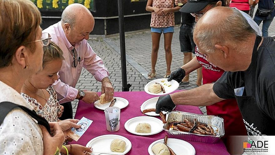 El comercio de Altsasu celebra su fiesta con txistorra y homenajes