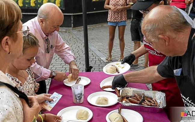 El comercio de Altsasu celebra su fiesta con txistorra y homenajes