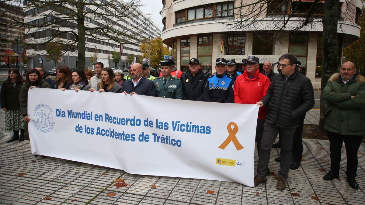 Arasti, junto a Silvia Irañeta, mandos policiales y representantes de asociaciones de víctimas.