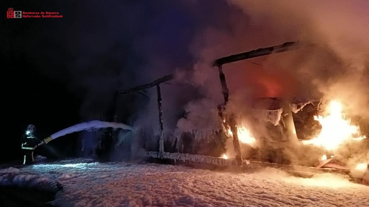 Imagen del camión calcinado en Etxarren.