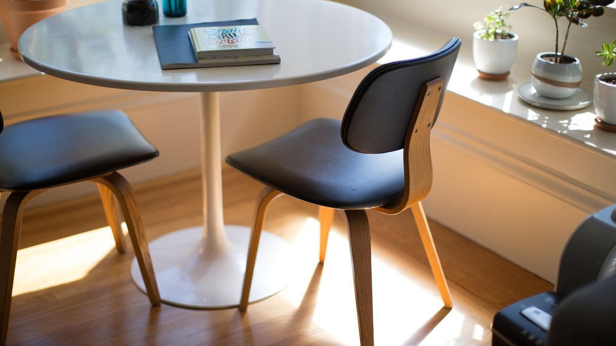 Un salón con una mesa redonda.
