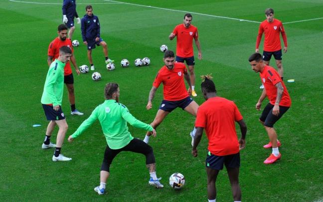 Unai Nu&ntilde;ez, junto a varios de sus compa&ntilde;eros, en el entrenamiento matinal del mi&eacute;rcoles en Lezama