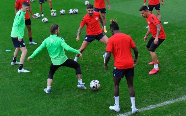 Unai Nu&ntilde;ez, junto a varios de sus compa&ntilde;eros, en el entrenamiento matinal del mi&eacute;rcoles en Lezama