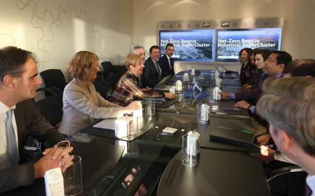 Las delegaciones vascas y estadounidense, ayer, durante la firma del protocolo de colaboración Las delegaciones vascas y estadounidense, ayer, durante la firma del protocolo de colaboración