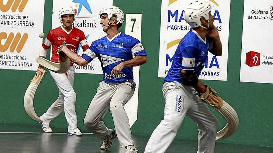 Ion golpea en la final del Torneo de San Fermín.