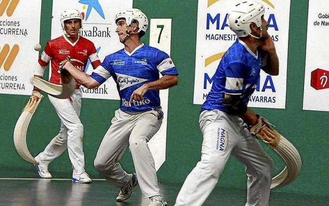 Ion golpea en la final del Torneo de San Fermín.