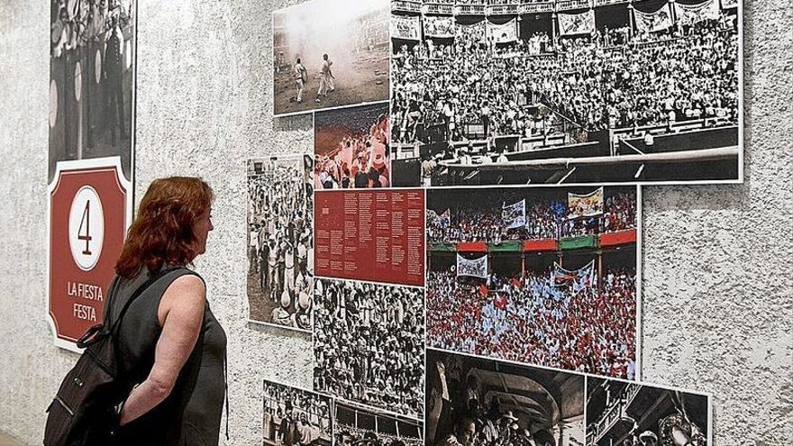 Una visitante observa las imágenes festivas expuestas en el Palacio del Condestable de Pamplona.