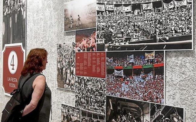 Una visitante observa las im&aacute;genes festivas expuestas en el Palacio del Condestable de Pamplona.