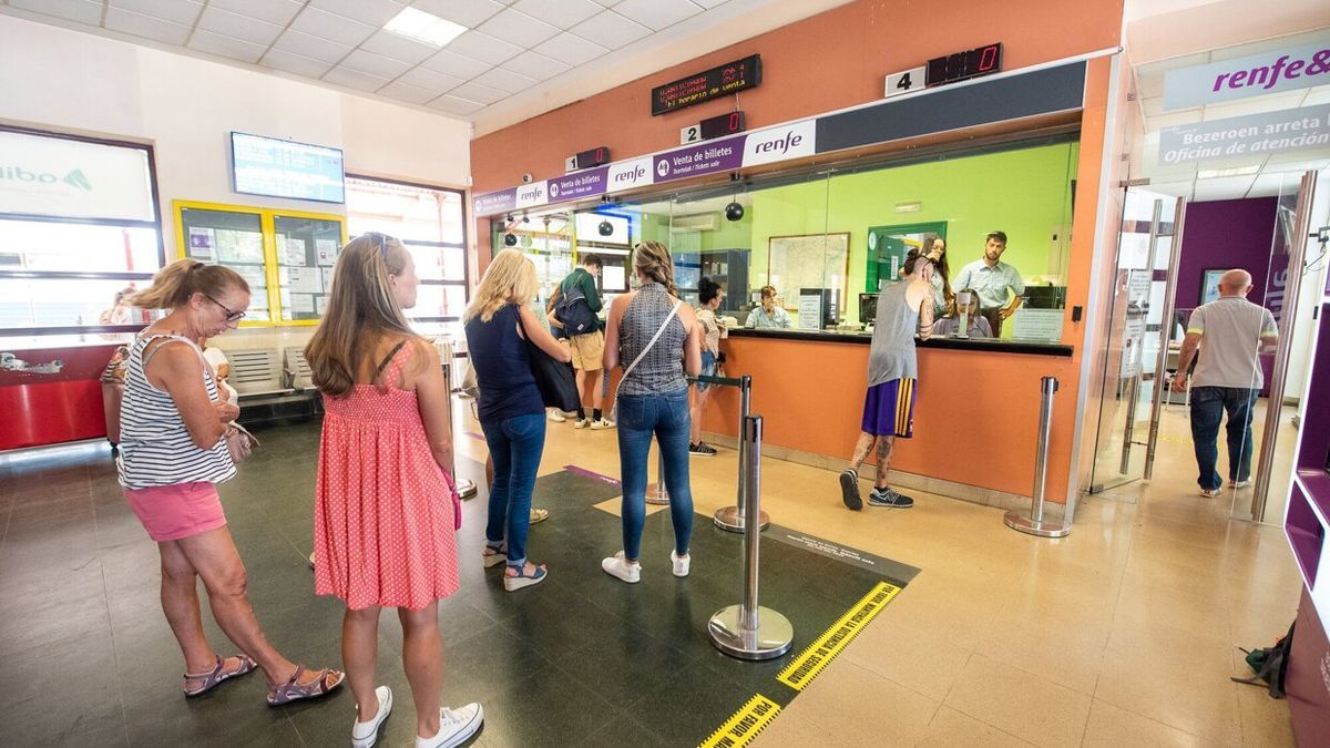 Varios usuarios de Renfe hacen cola para comprar un billete en la estación de Donostia.