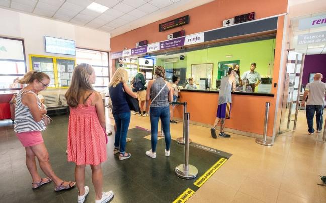 Varios usuarios de Renfe hacen cola para comprar un billete en la estación de Donostia. Varios usuarios de Renfe hacen cola para comprar un billete en la estación de Donostia.