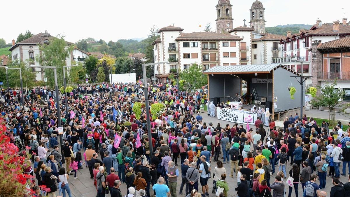 Elizondoko Foruen plaza jendez gainezka asteazken honetan Erdiz Bizirik plataformak deitutako manifestazioaren bukaeran.