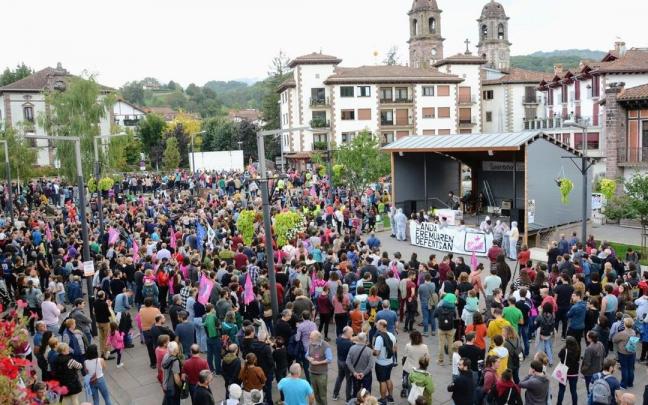 Elizondoko Foruen plaza jendez gainezka asteazken honetan Erdiz Bizirik plataformak deitutako manifestazioaren bukaeran. Elizondoko Foruen plaza jendez gainezka asteazken honetan Erdiz Bizirik plataformak deitutako manifestazioaren bukaeran.