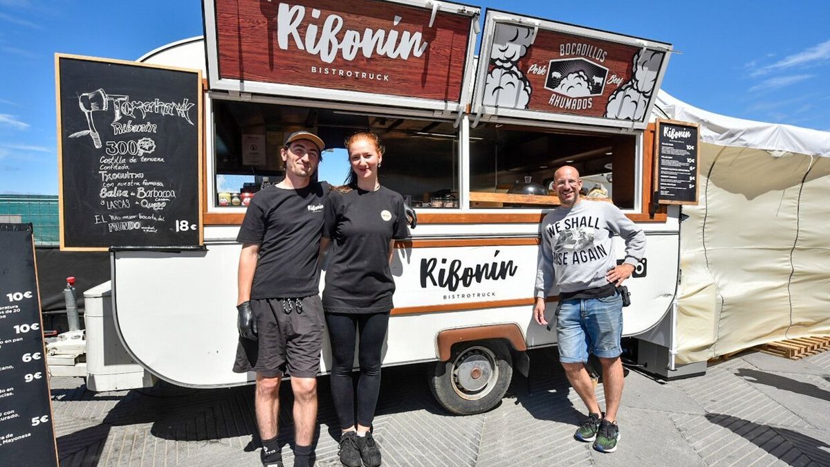 Iván González en su puesto de bocadillos ahumados, Ribonín Bistrotruck