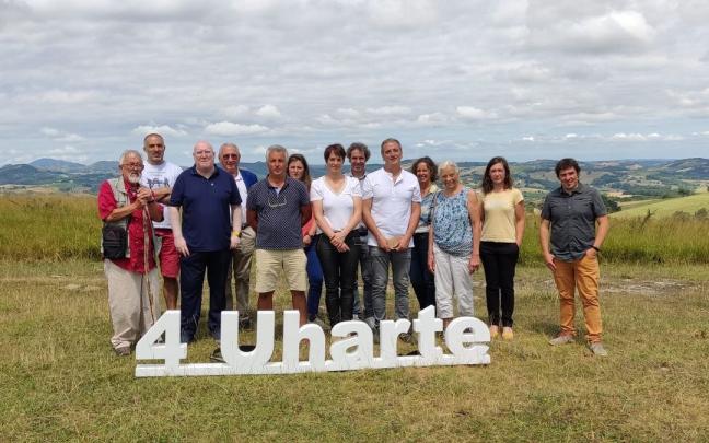 Representantes de los municipios se reunieron para presentar la ruta 'Lau Uharteak'. Representantes de los municipios se reunieron para presentar la ruta 'Lau Uharteak'.