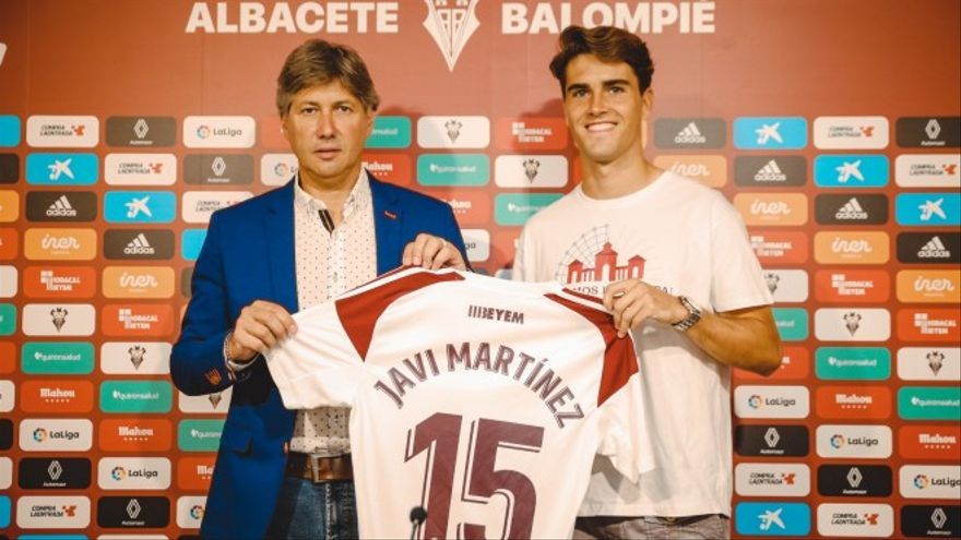 Javi Martínez y Alfonso Serrano, director deportivo del Albacete, equipo en el que el canterano de Osasuna lucirá el dorsal 15.