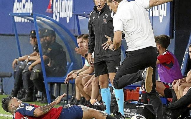 Julen Lopetegui trata de evitar al Chimy Ávila, que se pasa de frenada en busca del balón.