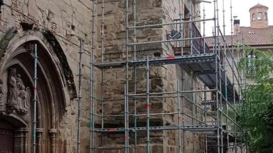 Ya han comenzado los trabajos para restaurar la torre de la iglesia de Viana.