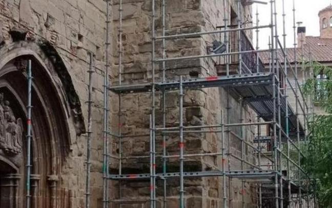 Ya han comenzado los trabajos para restaurar la torre de la iglesia de Viana.
