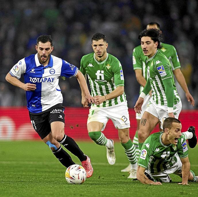 Luis Rioja recupera un balón durante el último choque entre el Alavés y el Betis. Foto: Área 11