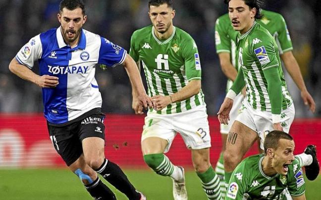 Luis Rioja recupera un balón durante el último choque entre el Alavés y el Betis. Foto: Área 11