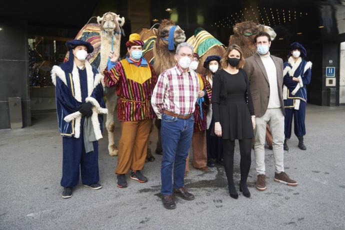 Jesús Barrenetxea, Mamen Sádaba y Javier López Reclusa, junto a las dromedarias reales en el Hotel Tres Reyes.