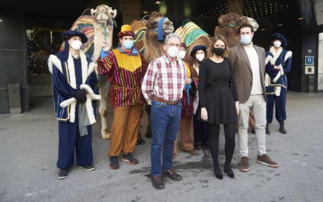 Jesús Barrenetxea, Mamen Sádaba y Javier López Reclusa, junto a las dromedarias reales en el Hotel Tres Reyes. Jesús Barrenetxea, Mamen Sádaba y Javier López Reclusa, junto a las dromedarias reales en el Hotel Tres Reyes.