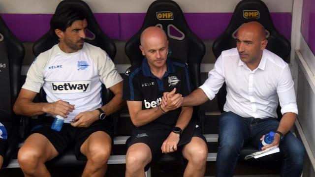 Cabello en el banquillo junto a Abelardo y San Román