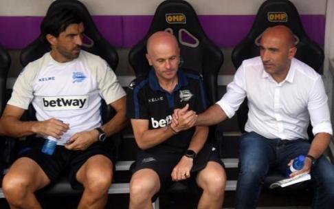 Cabello en el banquillo junto a Abelardo y San Román