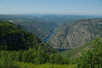 Desde el mirador de Cabezoás sobre el río Sil se puede comprobar la espectacularidad del paisaje de la Ribeira Sacra, entorno por el que discurre la Ruta de los Monasterios.