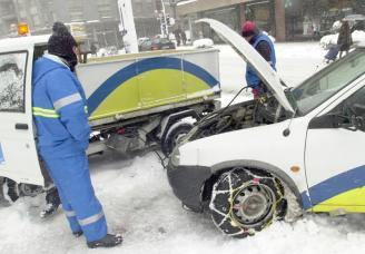 El frío intenso puede descargar rápida y repentinamente la batería de un vehículo. En la imagen, un vehículo de asistencia socorre a otro.