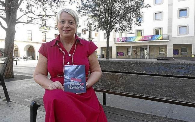 Gemma Iñiguez, que vive en Aretxabaleta, muestra su retoño literario. Gemma Iñiguez, que vive en Aretxabaleta, muestra su retoño literario.