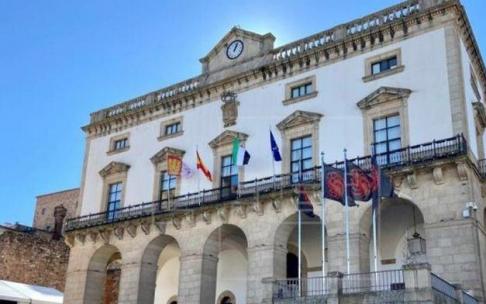 Fachada del Ayuntamiento de Cáceres. Fachada del Ayuntamiento de Cáceres.