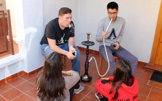 El 20% de los jóvenes consumen cachimba diariamente. El 20% de los jóvenes consumen cachimba diariamente.