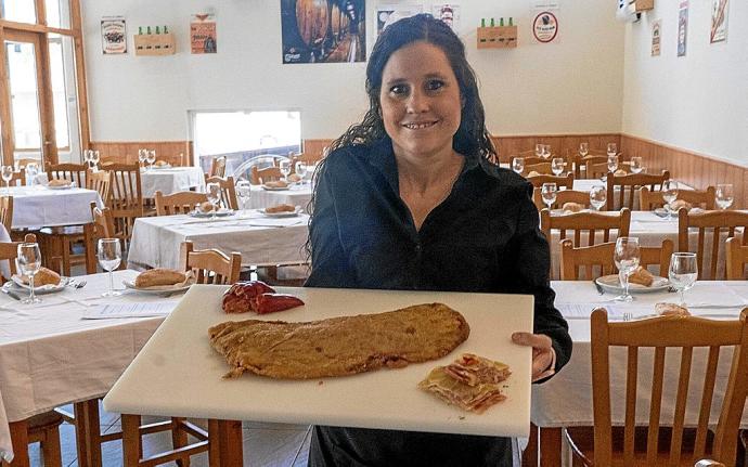 María Osinaga, encargada de El Trasgu Fartón, muestra la receta ganadora del mejor cachopo de Euskadi. Fotos: Alex Larretxi / Cedida