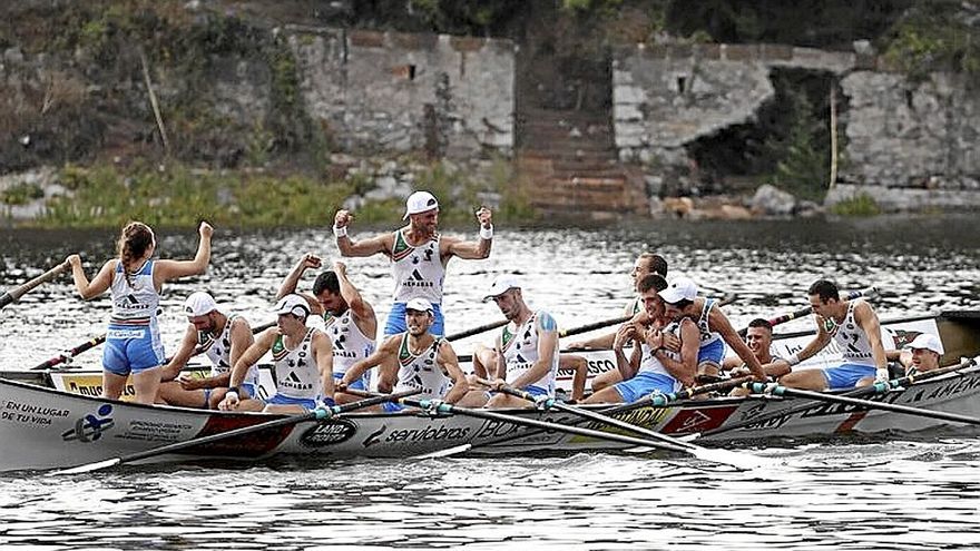 Los remeros de Donostiarra celebran su triunfo de ayer.