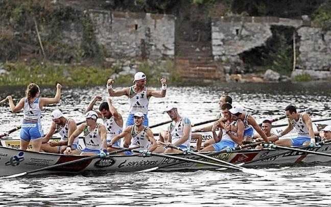 Los remeros de Donostiarra celebran su triunfo de ayer. Los remeros de Donostiarra celebran su triunfo de ayer.