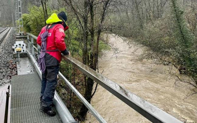 Un agente de la Unidad de Vigilancia y Rescate de la Er-tzaintza, durante las labores de búsqueda en la zona.