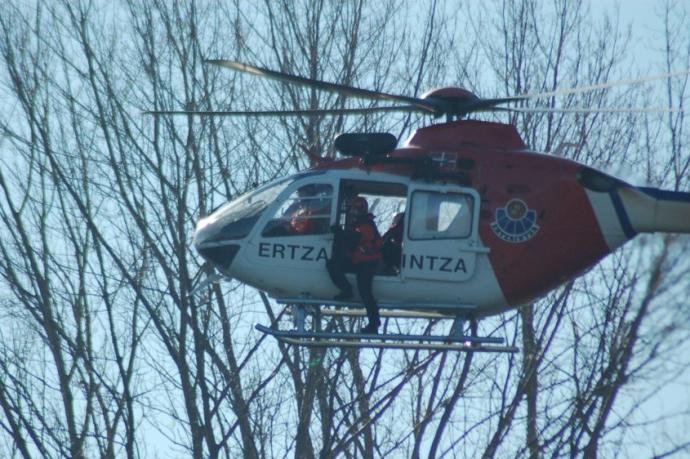 Helicóptero de la Ertzaintza durante una búsqueda