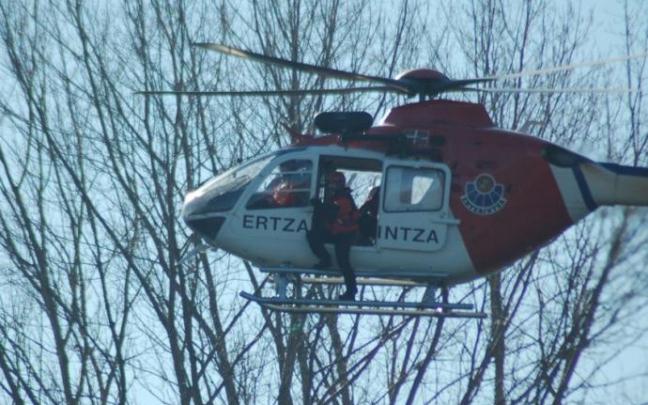 Helicóptero de la Ertzaintza durante una búsqueda Helicóptero de la Ertzaintza durante una búsqueda